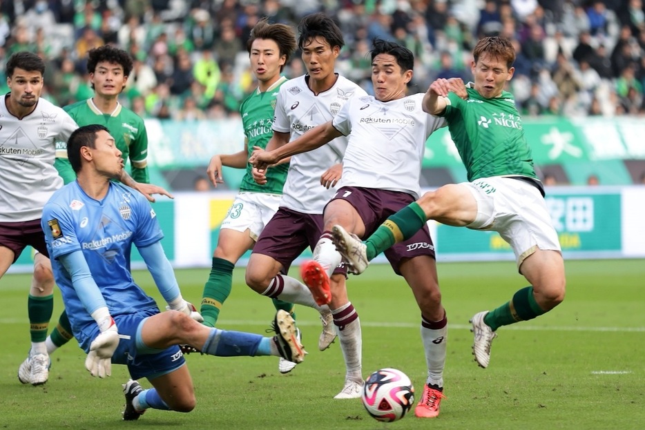 神戸ゴール前での攻防。神戸は逃げ切れなかった（写真◎J.LEAGUE）