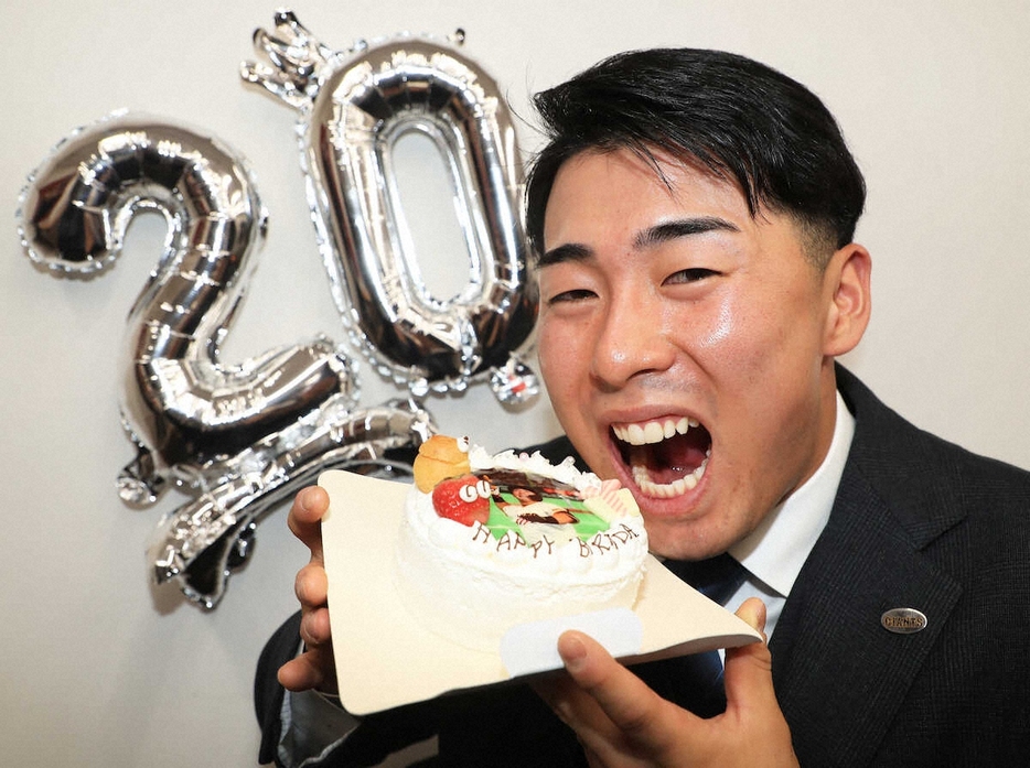 11月24日に20歳の誕生日をむかえる浅野はケーキでお祝いする（撮影・西川祐介）