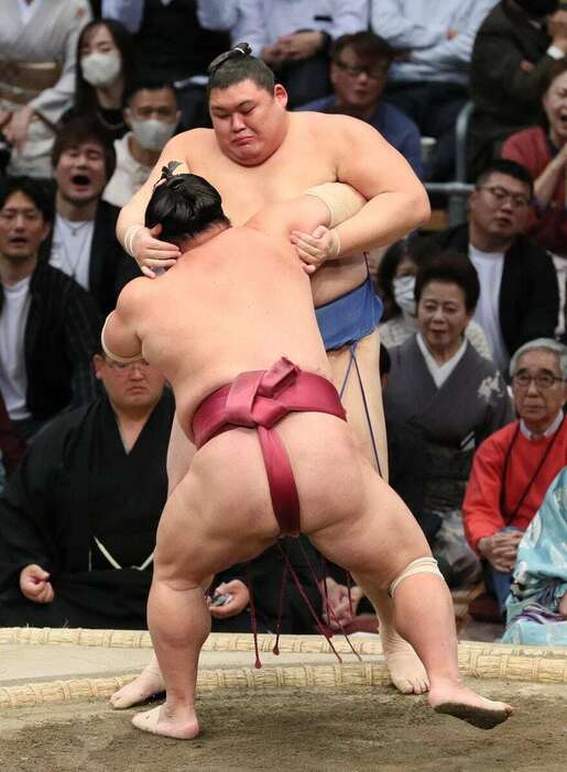 大の里（奥）は大栄翔に寄り切られ、優勝争いから後退＝福岡国際センター（渋井君夫撮影）