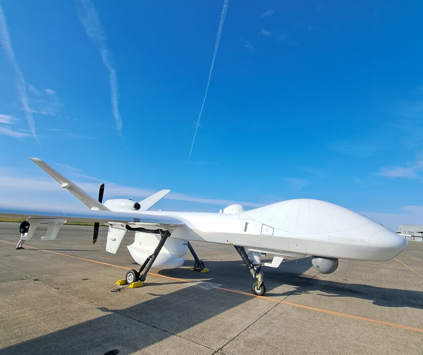 防衛省は１５日、洋上の警戒監視などに使う大型無人機「シーガーディアン」（写真）を海上自衛隊に導入すると発表した＝２０２３年６月撮影、青森県の海上自衛隊八戸航空基地