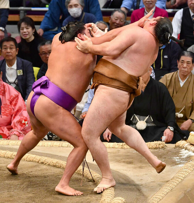 大相撲九州場所8日目　尊富士（左）は竜電を押し出しで破る（撮影・岩下翔太）