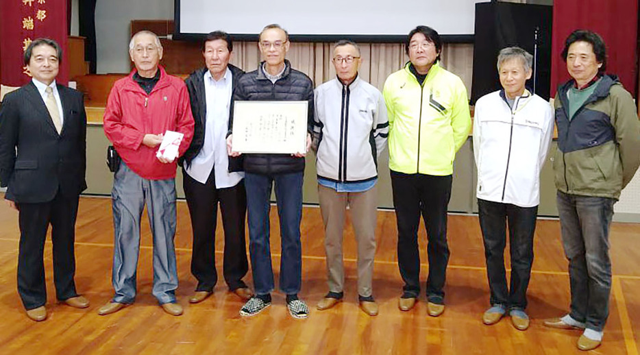 表彰された機殿地区自治連合会の皆さん＝六根町の機殿小で