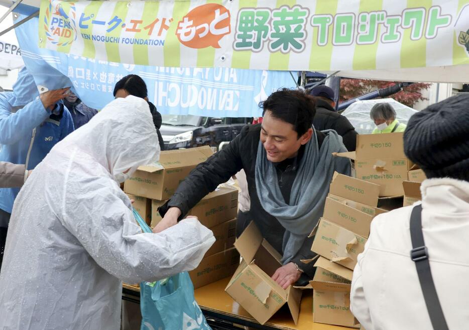 石川県輪島市で野菜を無償配布する登山家野口健さん＝23日午後