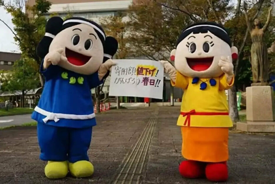 春日市のマスコット「かすがくん」(左)と「あすかちゃん」も＂値下げ＂をアピール