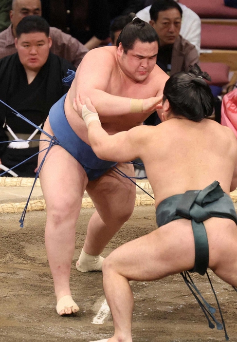 ＜九州場所8日目＞　　寄り切りで朝紅龍（右）を破る阿武剋　　（撮影・成瀬　徹）