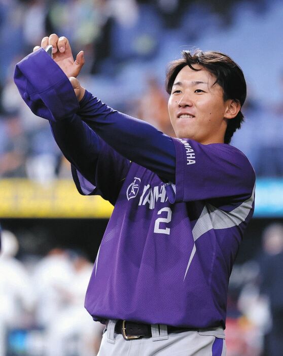 明治安田に勝利し、ポーズを取るヤマハ・宮崎