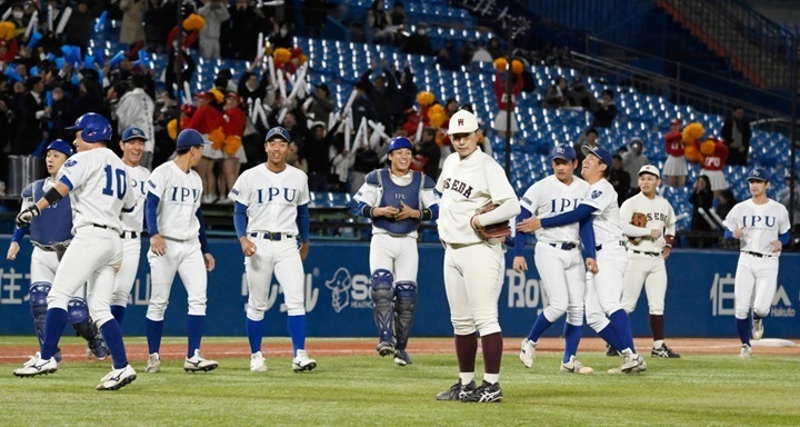 環太平洋大は早大との2回戦で逆転サヨナラ勝ち。10回裏一死満塁から、痛恨の暴投で敗退した早大のエース・伊藤樹は呆然と立ち尽くした[写真=矢野寿明]