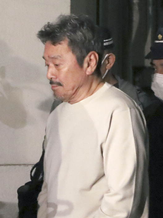 逮捕された「天満東洋ショー劇場」経営者の田代勝也容疑者＝20日午前1時25分、大阪市北区