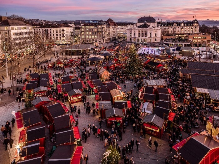 チューリヒのオペラハウス前で開かれるクリスマスマーケット（写真／チューリヒ観光局）