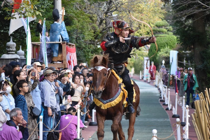 元寇750年を記念して招かれたモンゴルの射手による流鏑馬（やぶさめ）＝福岡市西区の飯盛神社で2024年11月4日午後2時31分、平川昌範撮影