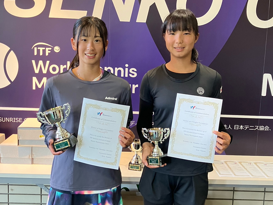 「ITF Autumn Juniors in Japan」（山梨・クラブヴェルデ）の女子シングルスで優勝を飾った西脇美結（TEAMSTUFF／左）と準優勝の岩佐心優（ノアテニスアカデミー千葉白子）（写真提供◎SPORTS SUNRISE .COM）