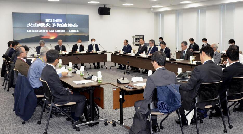 気象庁で開かれた火山噴火予知連絡会の会合＝27日午後