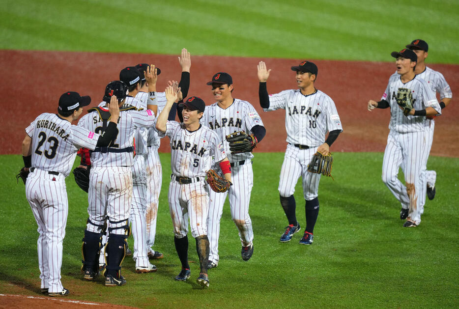 日本対キューバ　キューバに勝利しタッチを交わす日本ナイン（撮影・横山健太）