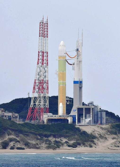 射点に移動し打ち上げを待つＨ３ロケット４号機＝４日午前１１時９分、南種子町の種子島宇宙センター