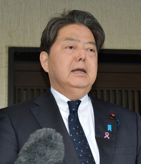 北朝鮮による日本人拉致問題の担当相を兼ねる林芳正官房長官は２４日、鳥取県米子市で１９７７年に被害者の松本京子さん＝拉致当時（２９）＝が消息を絶った現場を視察した。