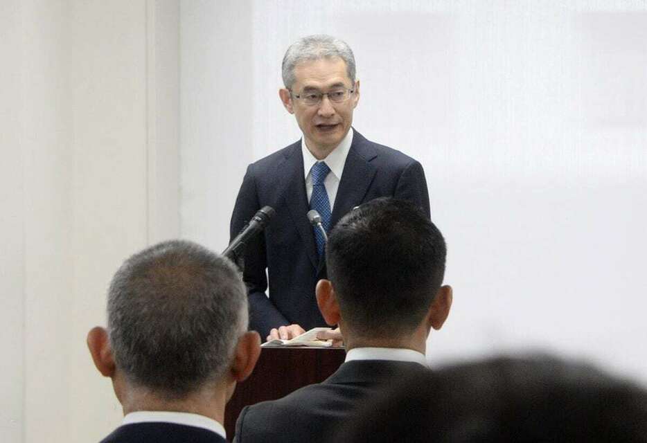 万博警備にあたる警察官を激励する警察庁の露木康浩長官＝20日午前、大阪市中央区の大阪府警本部（土屋宏剛撮影）