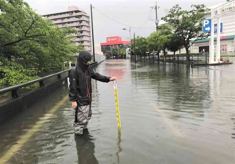 内水氾濫によって浸水したゆめタウンはません周辺＝2023年7月、熊本市南区（市提供）