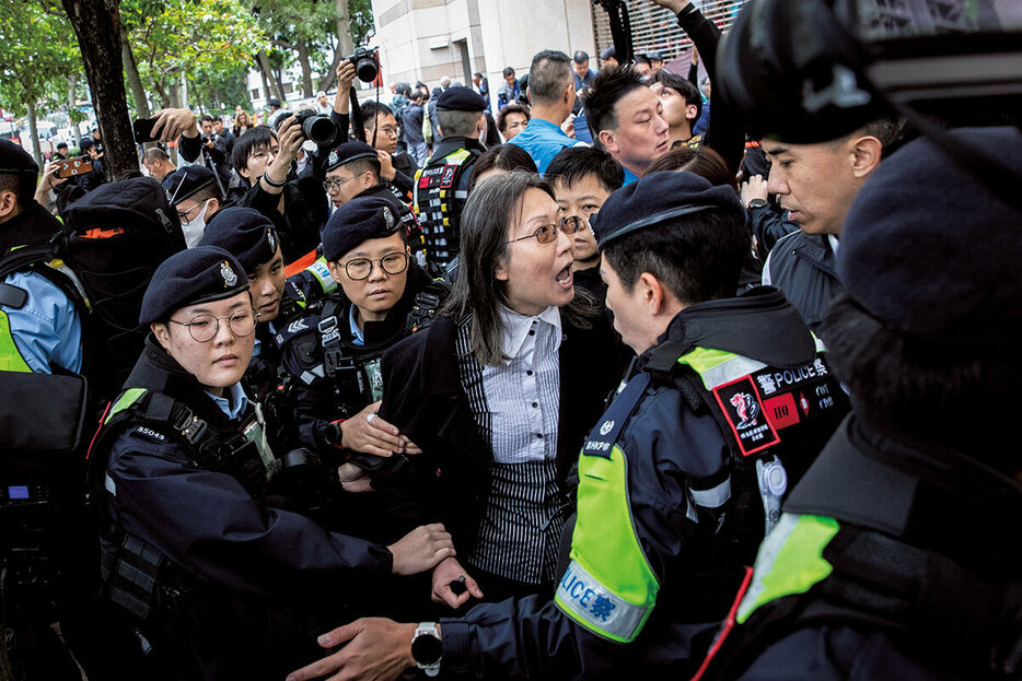 量刑言い渡しに傍聴希望の市民が詰めかけた　ALEX CHAN TSZ YUKーSOPA IMAGESーREUTERS