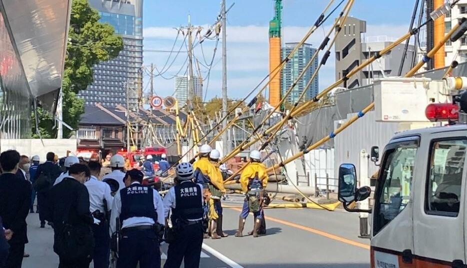 倒れたのは杭を打つ重機とみられる