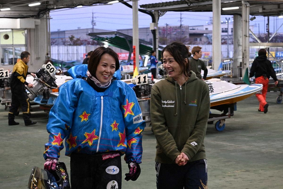 3日目5Rで今節2勝目を挙げて平高と談笑する平山（左）