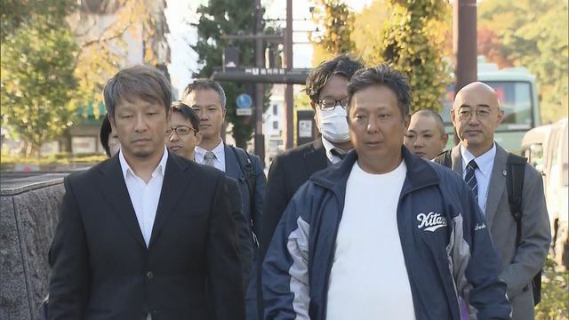 京都地裁に入る原告ら（21日）