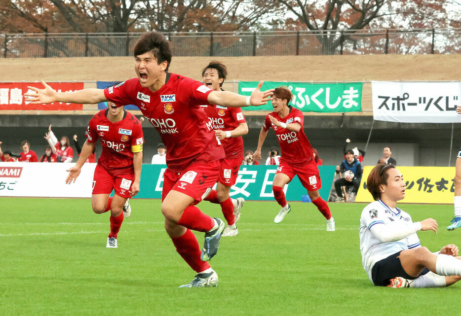 勝ち越し弾を決め、喜びを爆発させる福島・松長根（左＝カメラ・秋元　萌佳）