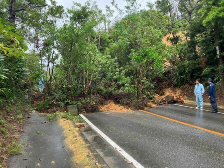 大雨による土砂崩れで塞がれた道路＝9日午前9時54分、東村慶佐次の国道331号（比嘉海人撮影）