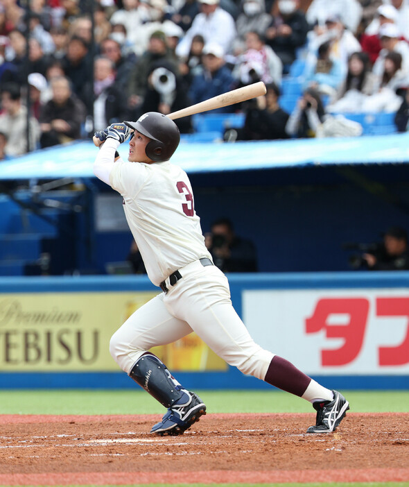 慶大戦の１回、先制の適時二塁打を放つ早大の前田＝１０日、神宮球場