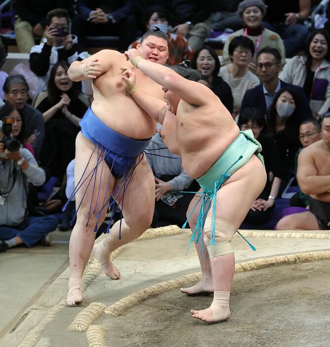 琴桜（右）が上手投げで大の里を破る（カメラ・豊田　秀一）