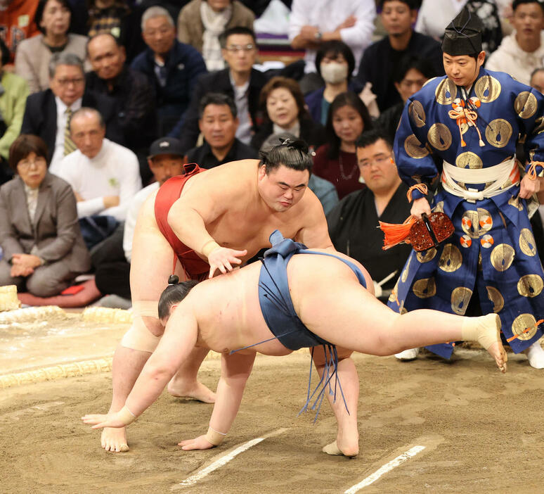 はたき込みで阿武剋（手前）を破る隆の勝（撮影・梅根麻紀）