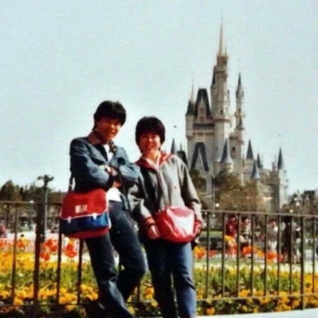 1984年4月4日、41年前に訪れた東京ディズニーランドでの記念撮影（Yoshitoshi583さん提供）※一部トリミング