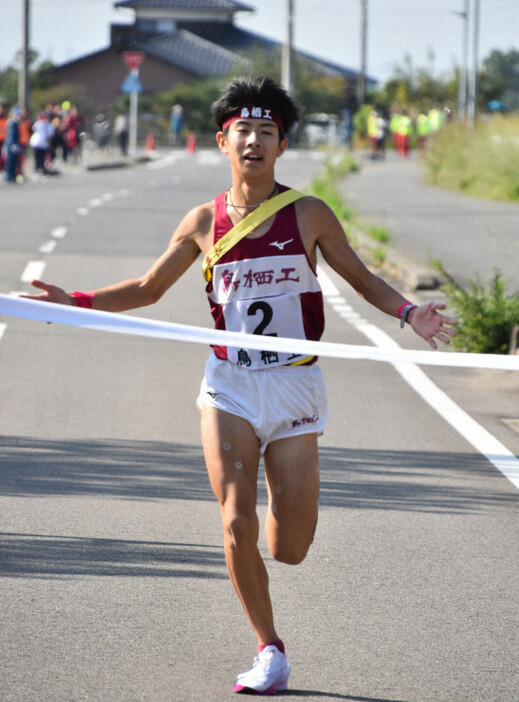 両手を大きく広げてゴールする鳥栖工のアンカー、今村仁＝佐賀市川副町で2024年11月4日午後1時29分、西脇真一撮影