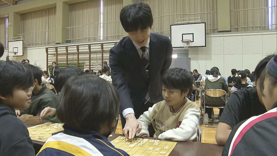 母校の效範小学校を訪れた藤井聡太七冠 2024年11月21日