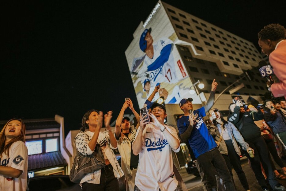 ワールドシリーズ制覇を喜ぶドジャースのファンたち　J.W. Hendricks/NurPhoto via Reuters