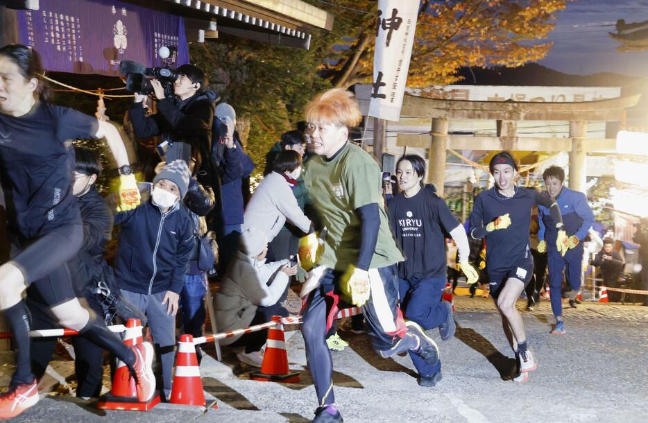 桐生西宮神社で初めて開催された「福男選び」で走る参加者＝20日午前6時1分、群馬県桐生市