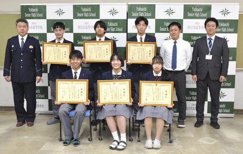 【（左から）林署長、感謝状を受け取った6人と下條学年主任、諸岡校長＝四日市市富田の四日市高校で】