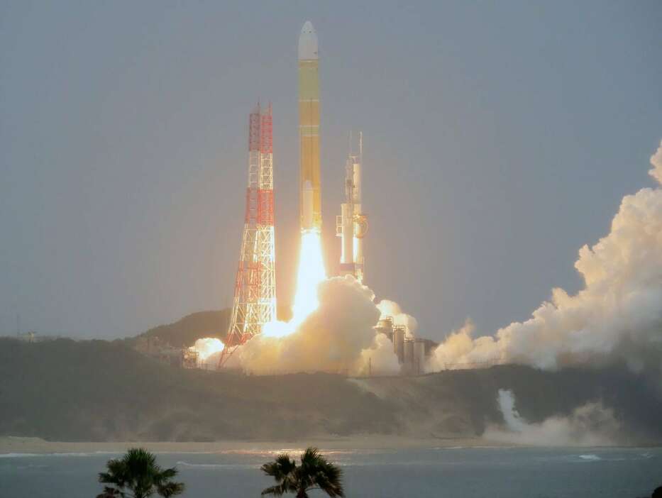 種子島宇宙センターから打ち上げられたH3ロケット4号機＝4日午後3時48分、鹿児島県南種子町（伊藤壽一郎撮影）