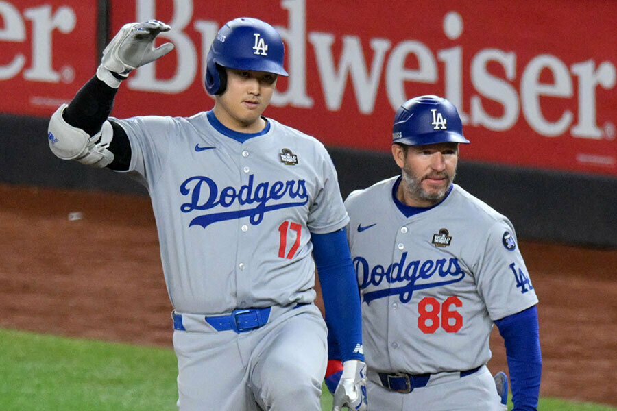 クレイトン・マッカラー氏（右）と大谷翔平【写真：ロイター】