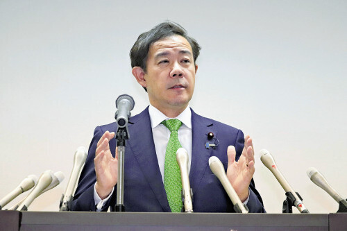 記者会見で経緯を説明する田畑氏（２９日、県民会館で）