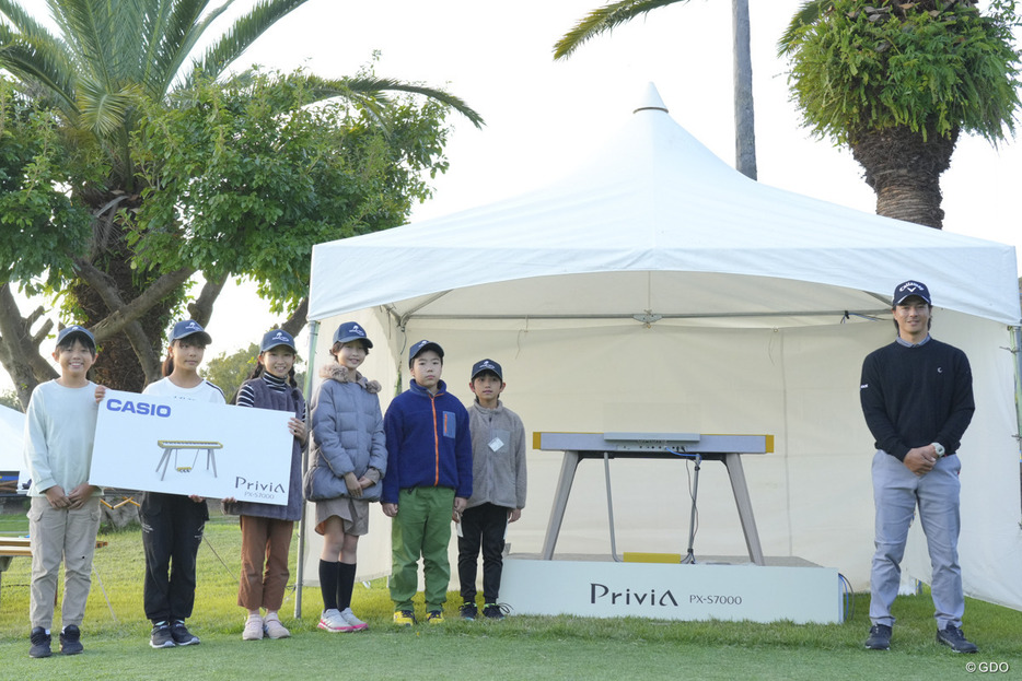 ホストプロとして高知県内の小学校にカシオ計算機製の電子ピアノを寄贈した