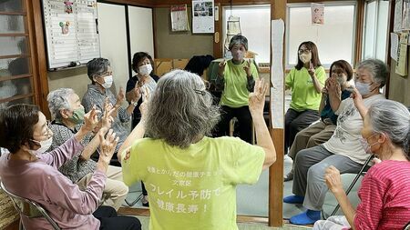 木造の民家に近隣住民が集まる。隣家には幼児と親が遊べる場も（写真：編集部撮影）