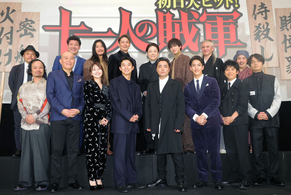 フォトセッションに臨んだ「十一人の賊軍」の出演者たち（前列左から松浦祐也、千原せいじ、鞘師里保、仲野太賀、山田孝之、尾上右近、佐久本宝、岡山天音、後列左から白石和彌監督、小柳亮太、野村周平、玉木宏、阿部サダヲ、一ノ瀬颯、本山力、ゆりやんレトリィバァ（カメラ・上村　尚平）