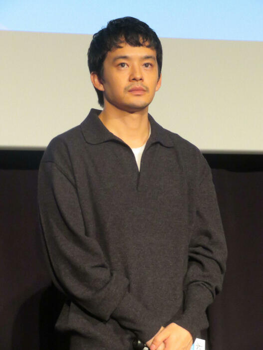 映画「本心」公開御礼舞台あいさつに登壇した、左から池松壮亮（撮影・村上幸将）