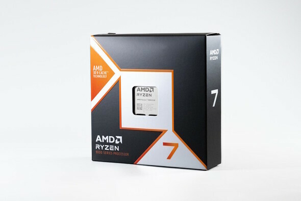 Ryzen 7 9800X3Dのパッケージ。先代と比べるとハイエンドなXシリーズらしいスリムなパッケージとなった