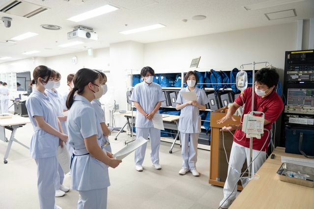 同学の看護学部学生が医療機器を扱う演習を受けている様子（写真提供／大橋麗子准教授）