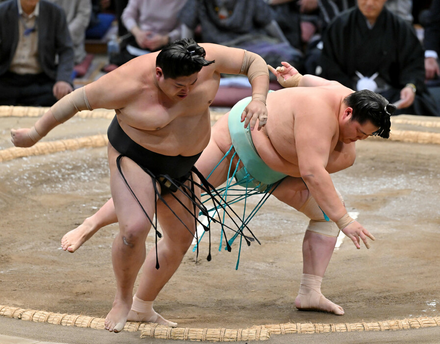 大相撲九州場所６日目。琴桜（右）は押し出しで阿炎を下す＝１５日、福岡国際センター