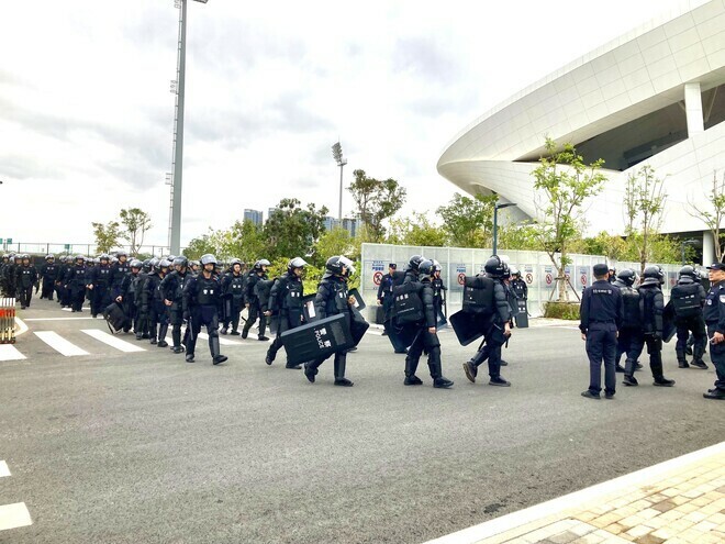 警察隊員で溢れるスタジアム周辺。(C)SOCCER DIGEST