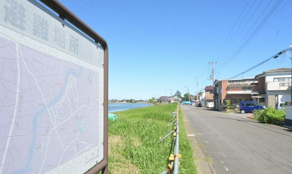 堤防のない涸沼川右岸沿いに住宅や事業所が立ち並ぶ=大洗町磯浜町