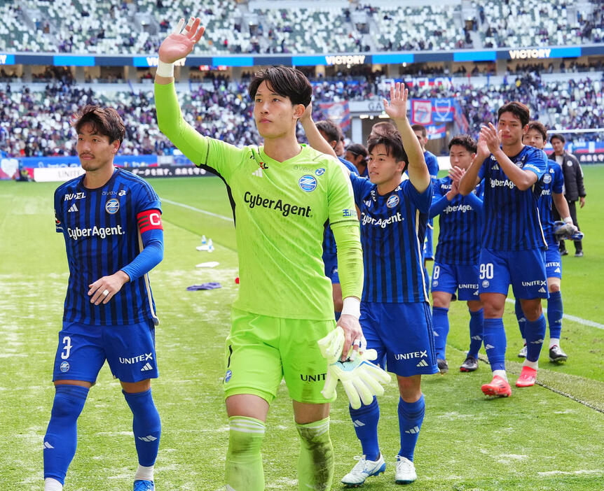 町田対東京　試合後、サポーターにあいさつするGK谷（中央）ら町田の選手たち（撮影・江口和貴）