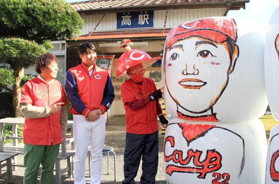 芸備線高駅を訪れた広島東洋カープの高太一投手（左から2人目）たち